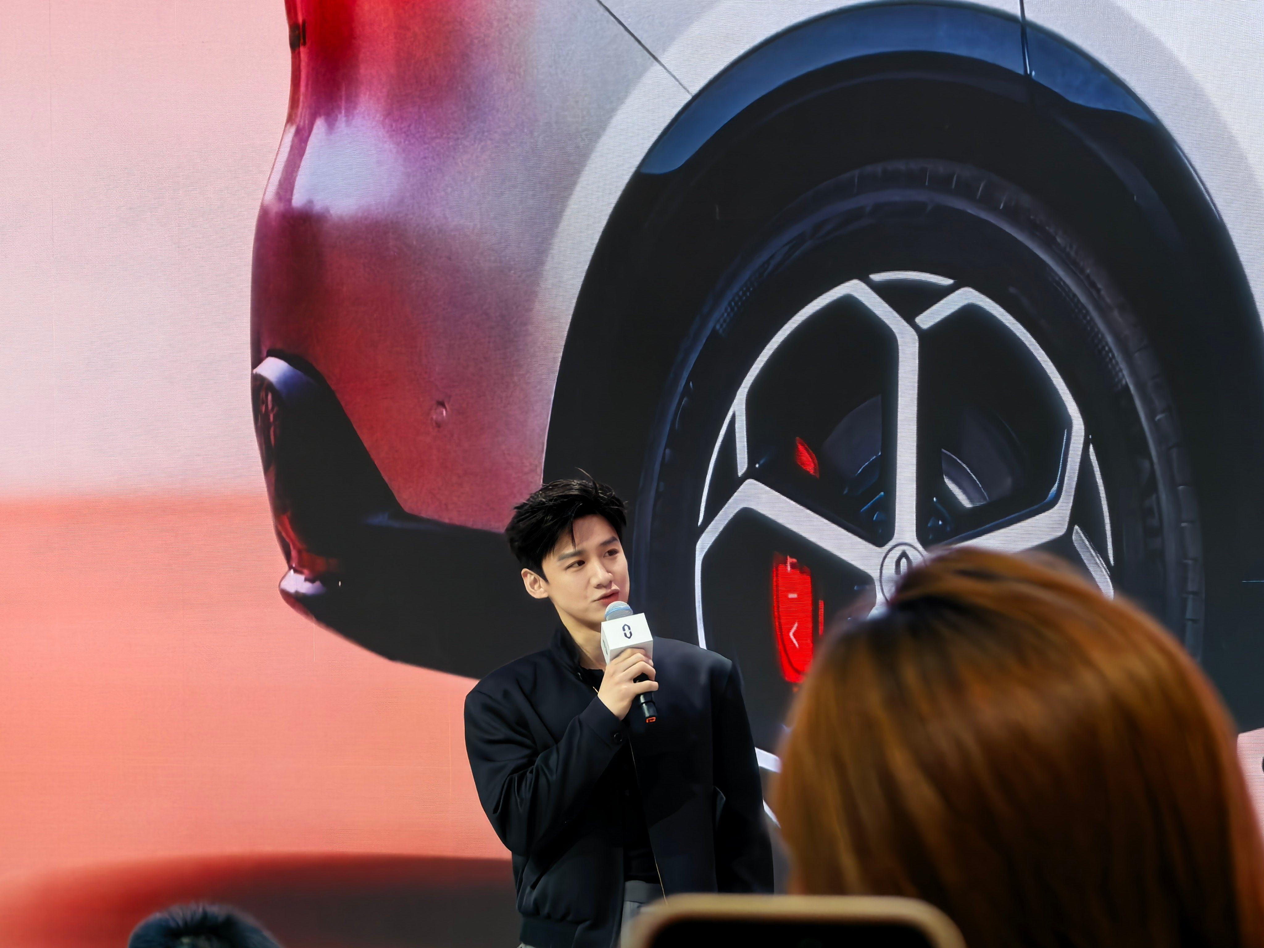 白敬亭问界m6展台活动在问界M6展台见到白敬亭，超喜欢他，要是肖战也来就好了哈哈