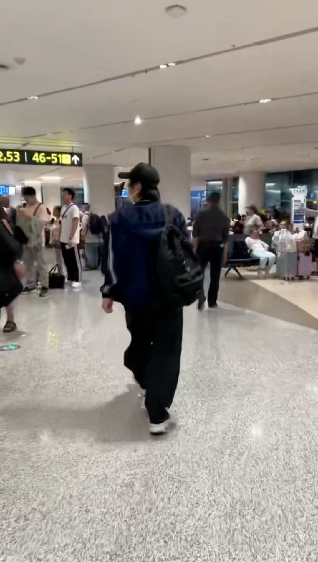 郑钧拉练的尽头是演唱会陈楚生歌王在歌手2025帮唱 之后，连夜从长沙坐飞机去成都