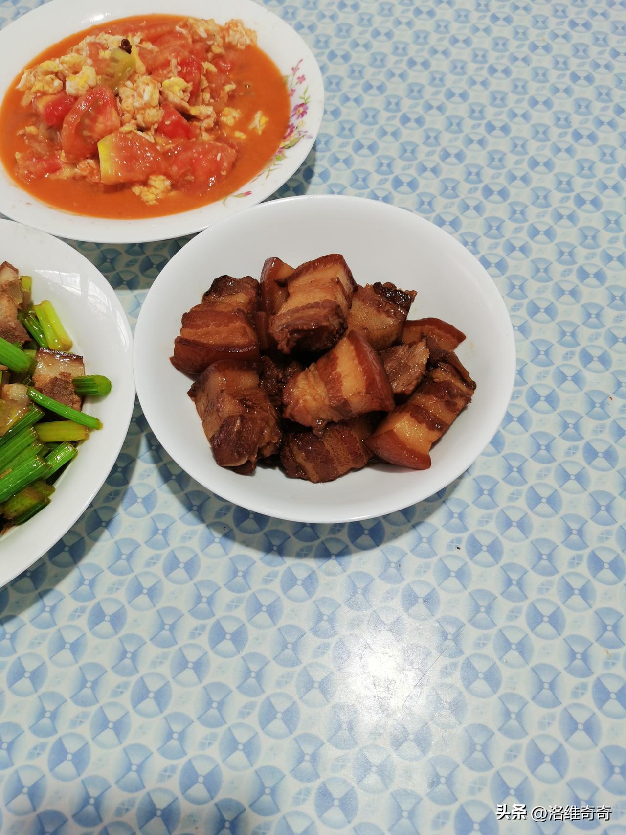 在饭店吃饭，
菜上齐之后我跟服务员说：“筷子忘拿了。”
过了一会她匆匆跑来：“不