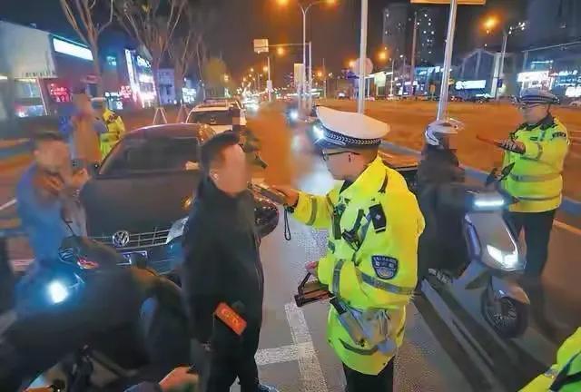 大家觉得骑自行车喝酒危险么？
我觉得很危险，有些人总觉得自己酒量好，喝完酒只要不