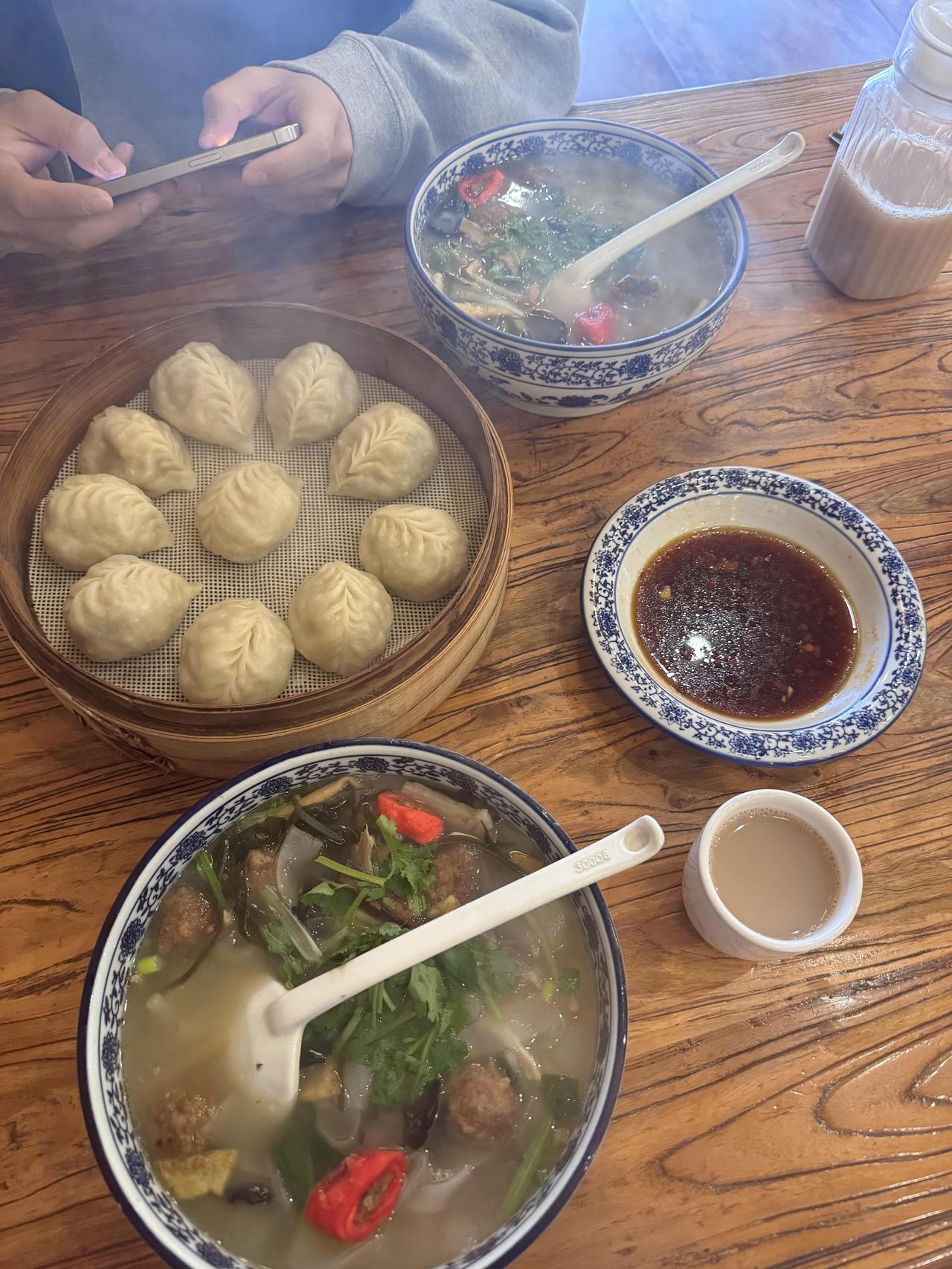 一碗拼三鲜与一笼蒸饺里的榆林江湖

在榆林，能叫醒这座塞上驼城的，还有那一口滚烫