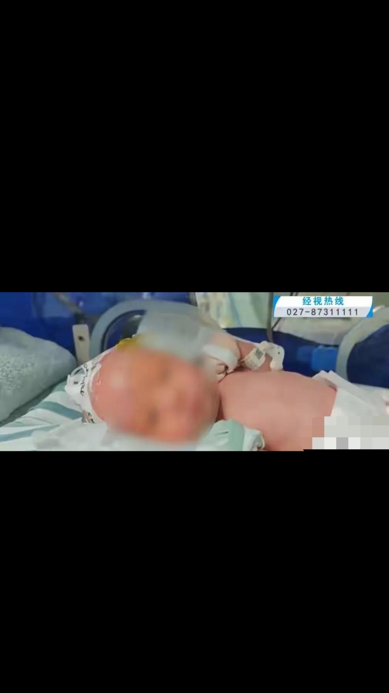 湖北武汉，男子的妻子生了双胞胎才3天，月子中心派一月嫂照顾，谁料，月嫂抱娃拍嗝一