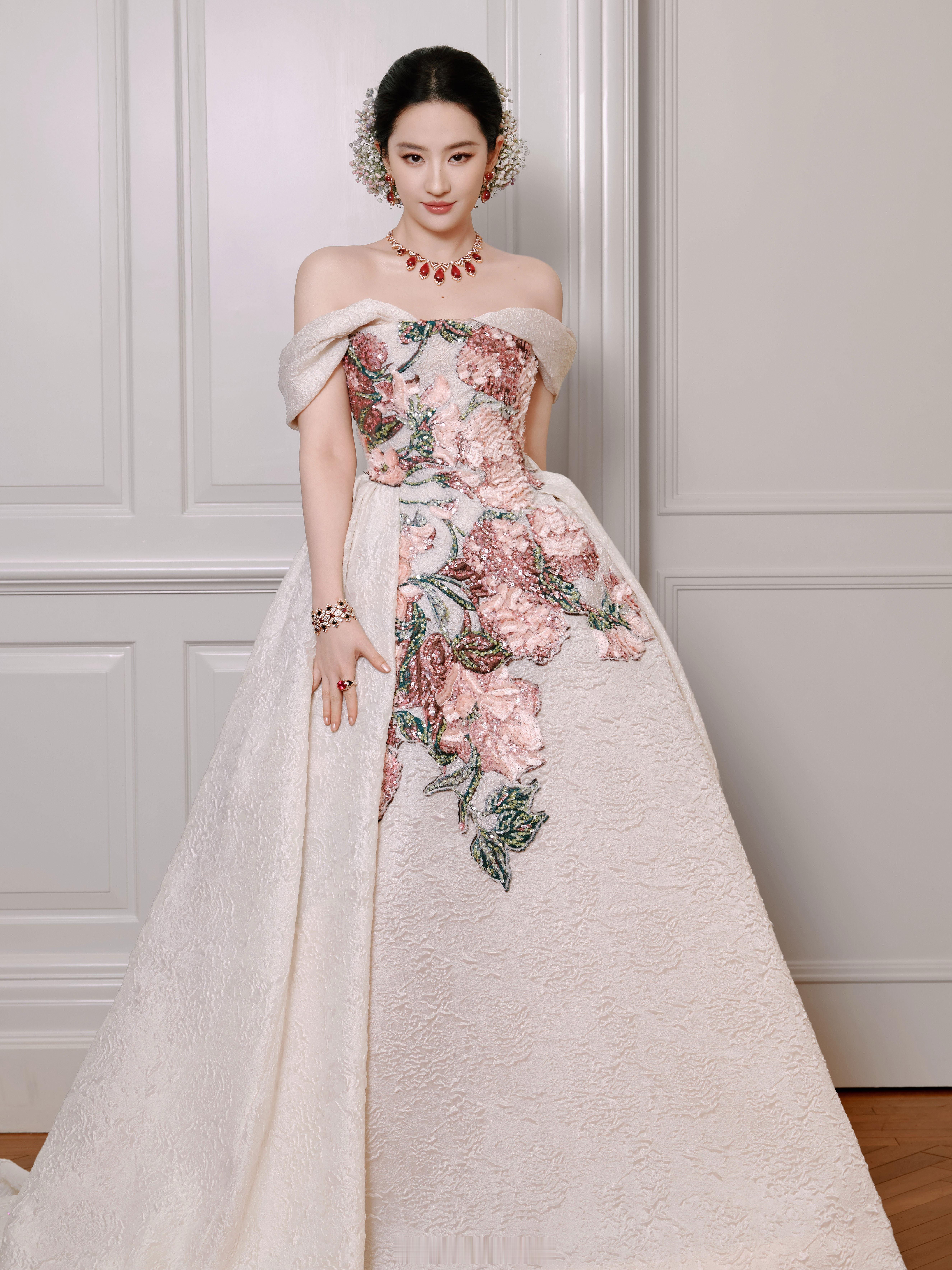 刘亦菲顶级美貌大大出圈了啊！还有刘亦菲本来就是明星中的明星！业内确实很多明星都喜