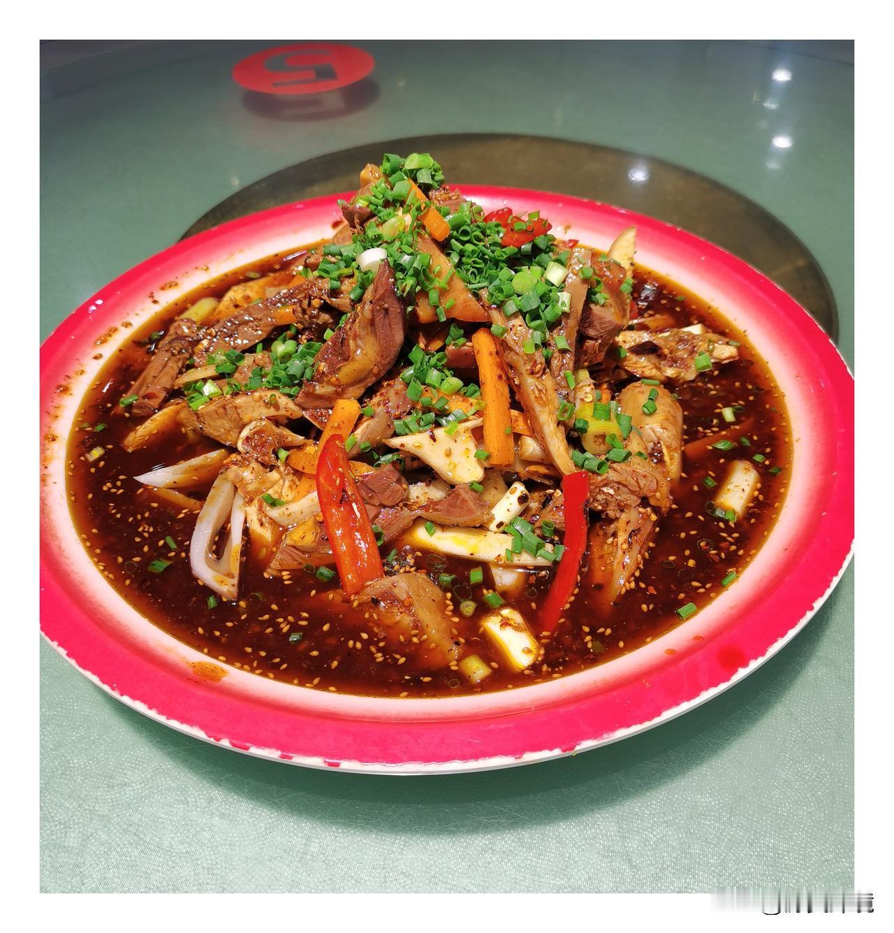 百馆千味•四嫂凉拌鸡

去资阳游玩，饿了便到资阳四嫂凉拌鸡餐馆用餐，点了红油土鸡