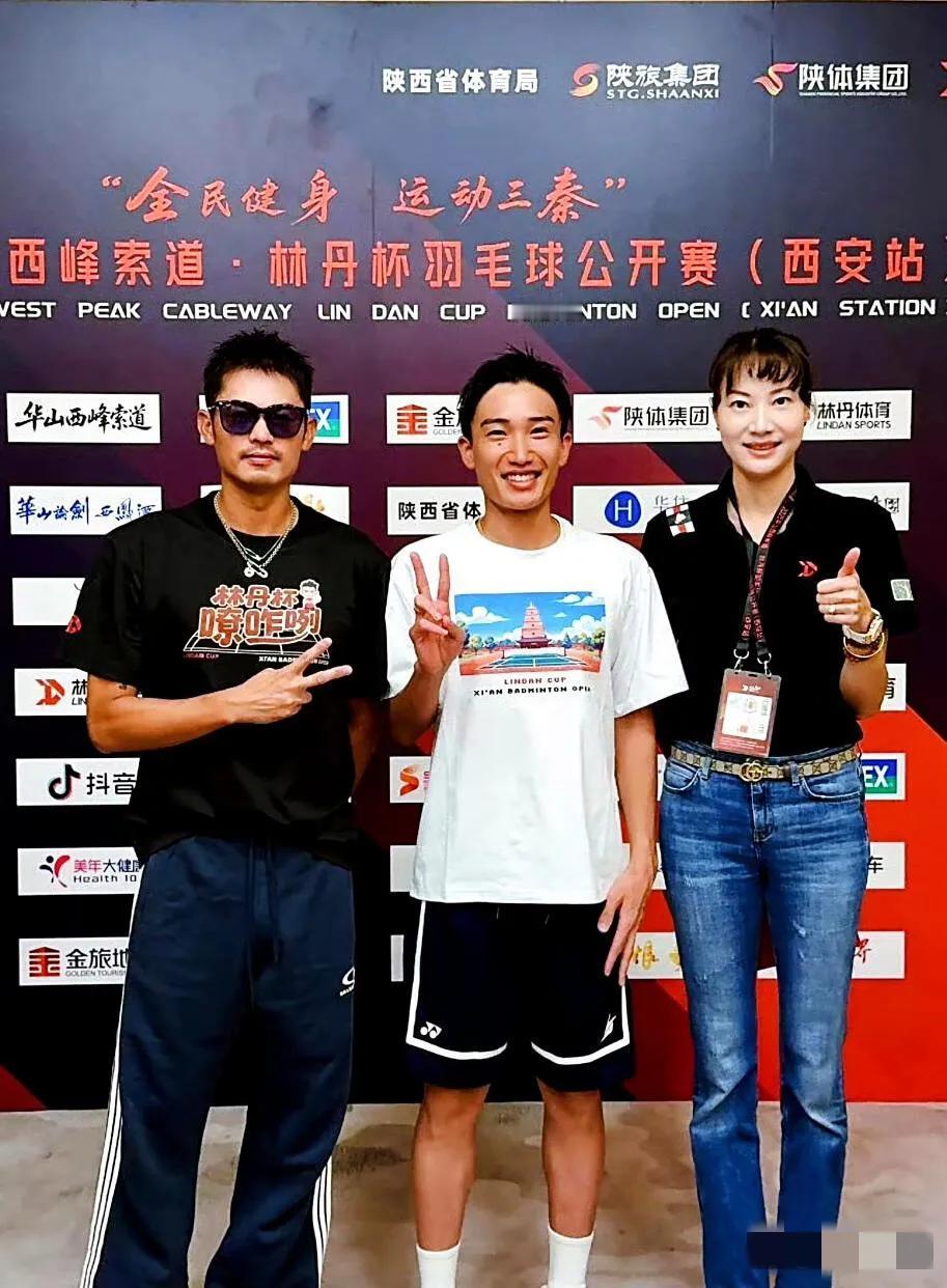 镜头中的林丹身着林丹杯T恤，身姿挺拔，发型酷炫，帅出天际；双腿修长的谢杏芳身材高
