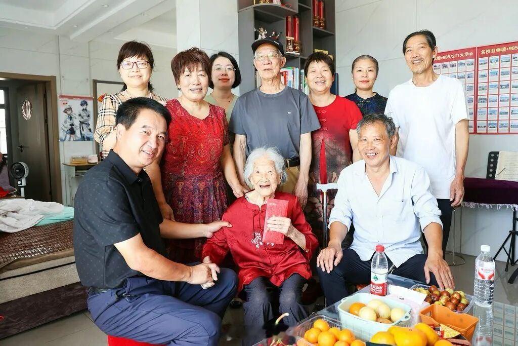 东阳身边事 岁岁重阳，今又重阳，孝老善治浸润和美乡村。10月18日，花园村开展重