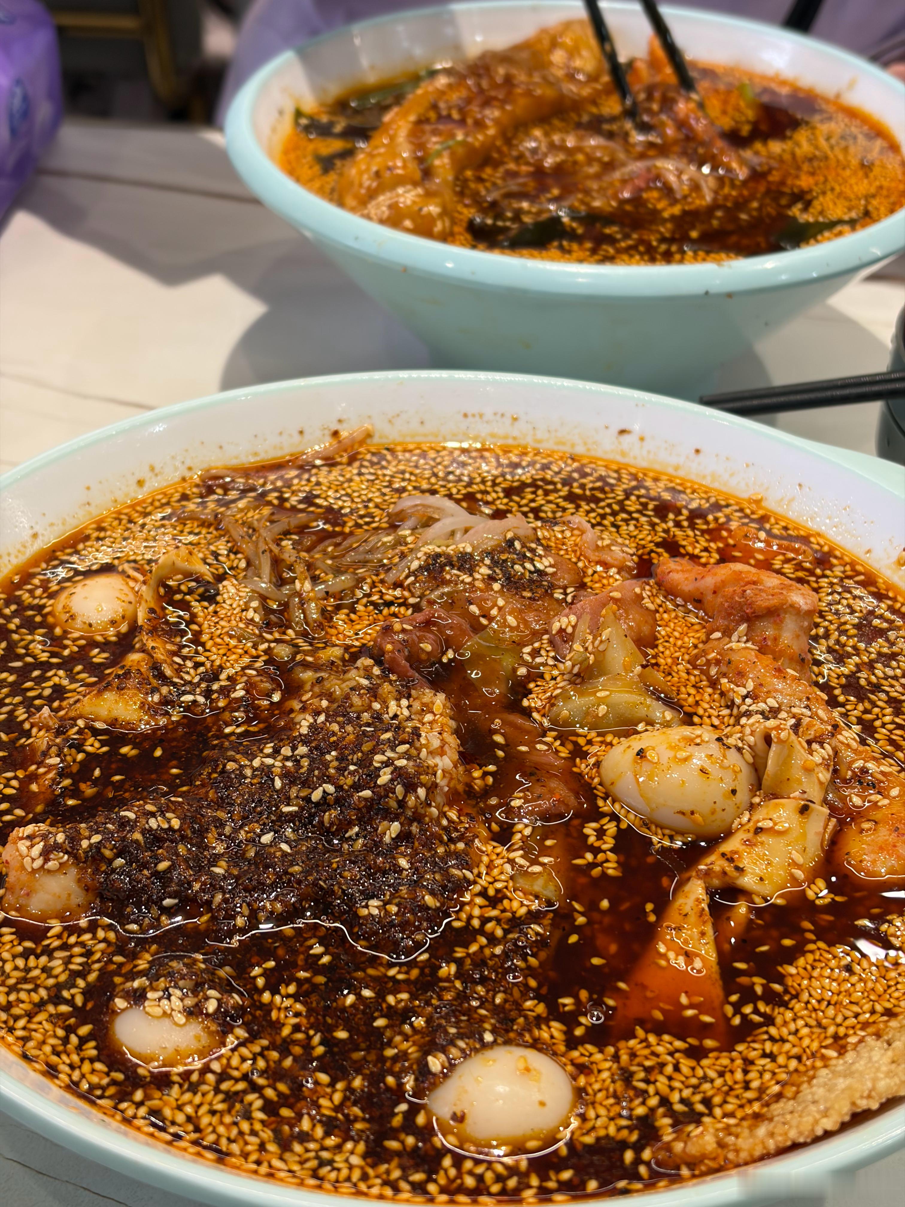 时隔好久又来吃小琴麻辣烫了 点了六十块钱的 撑死了 真香啊 