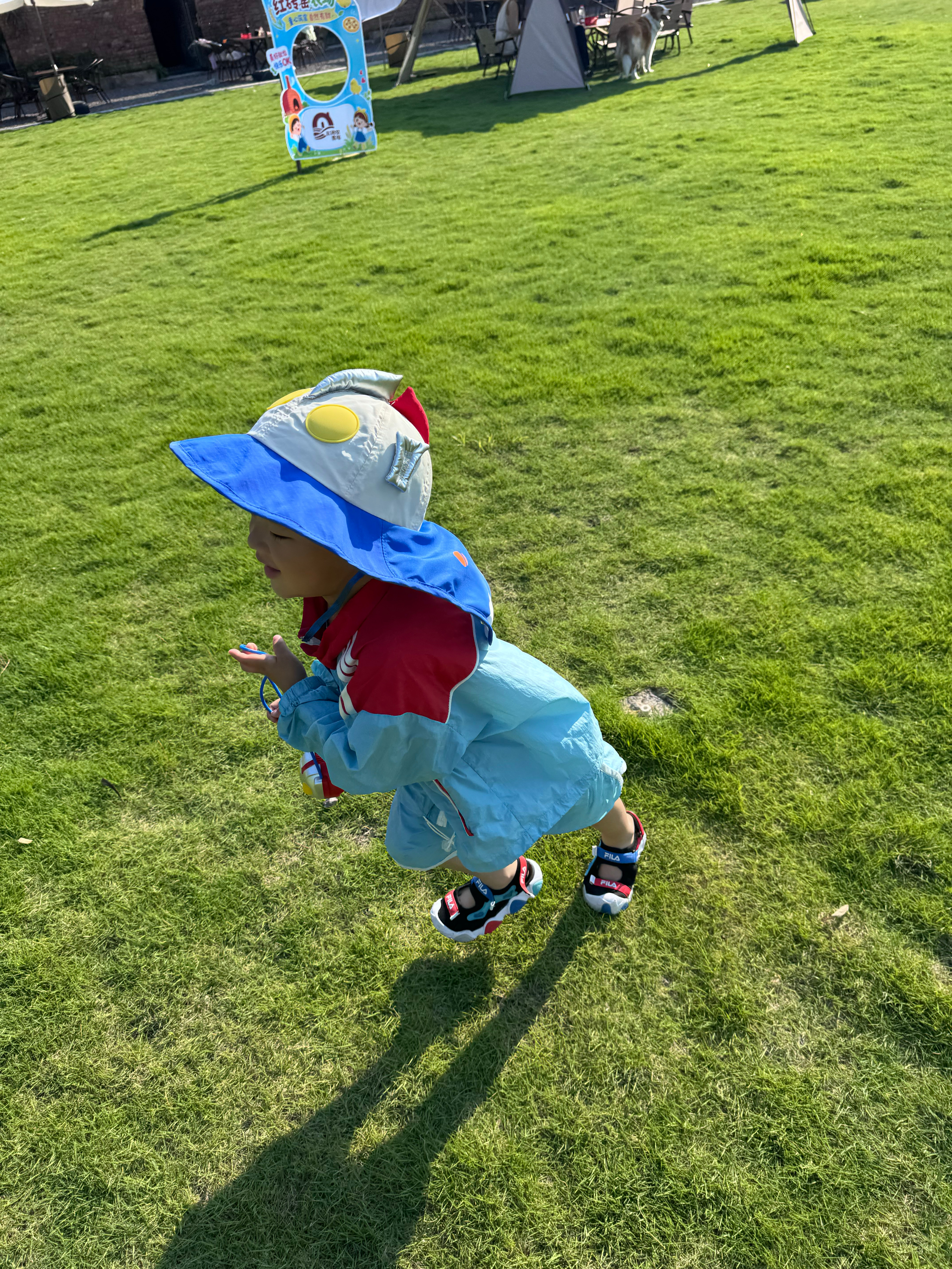 每次出去玩一定要穿土不啦叽的奥特曼衣服，带土不啦叽的奥特曼手表和奥特曼帽子，脖子