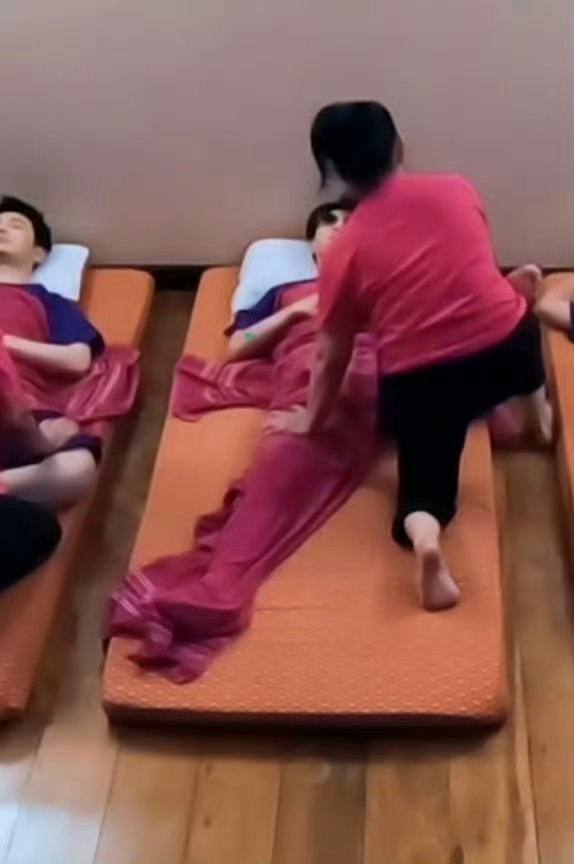 王俊凯身体柔韧度 那几个动作我试了一下，一个都做不到，王俊凯却全程笑着做完，这差