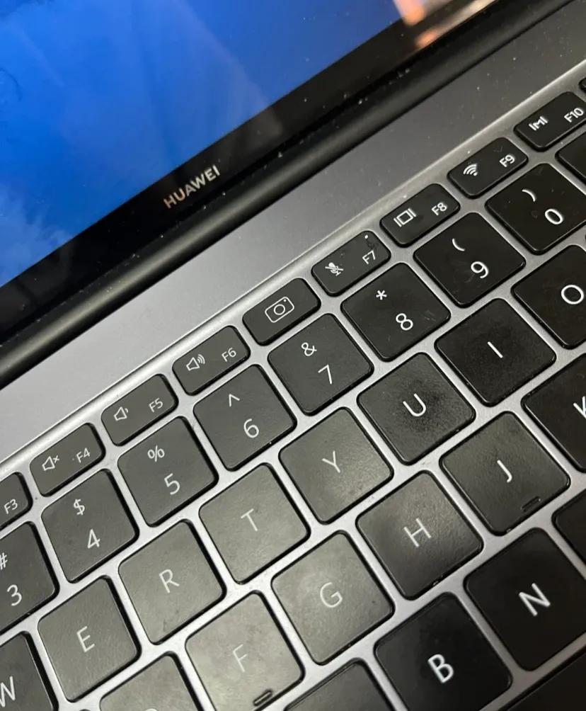 公司发的华为电脑是我用过最难用的电脑
旧电脑报废后，公司采购的电脑从Lenovo