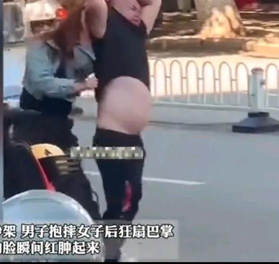 男女吵架，男子过肩摔打女子后，狂扇女子巴掌随后女子的脸马上红肿起来
拉头发过肩摔