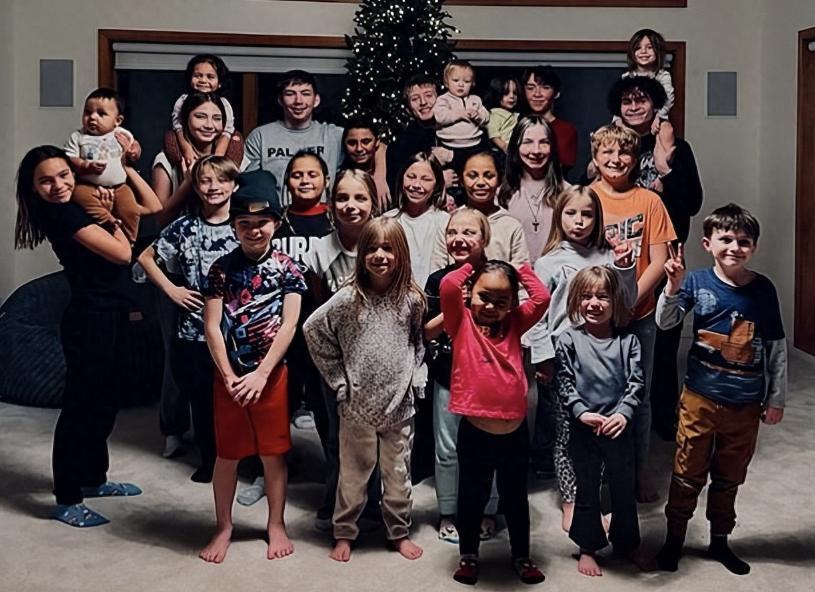 太能生了！美国女子带3个孩子，和带8个孩子的男子又生了9个。德西蕾和克里斯托弗这