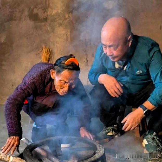 柳州三江边浪瑶寨109岁的宛奶奶走红，一生未出大山、未进医院，仍满头乌黑浓密的头