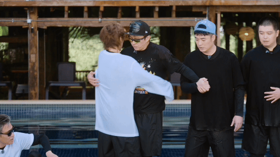 鹿晗真被装进麻袋里哈哈哈哈哈 麻袋竞速来了！鹿晗真被装进麻袋，只露脸蛋吃甜甜圈，