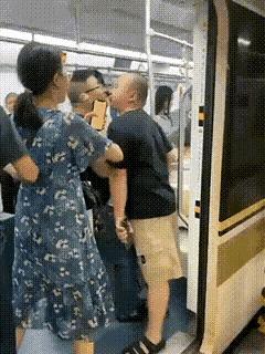两个大老爷们，吵个架都没点男人气，娘娘们们的，丑死了！