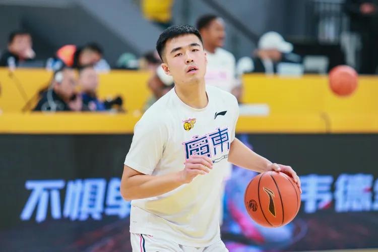 张文逸一年C类续约宏远，加上陈家政打CBA，他真的不如去弱队拿相对高薪

CBA