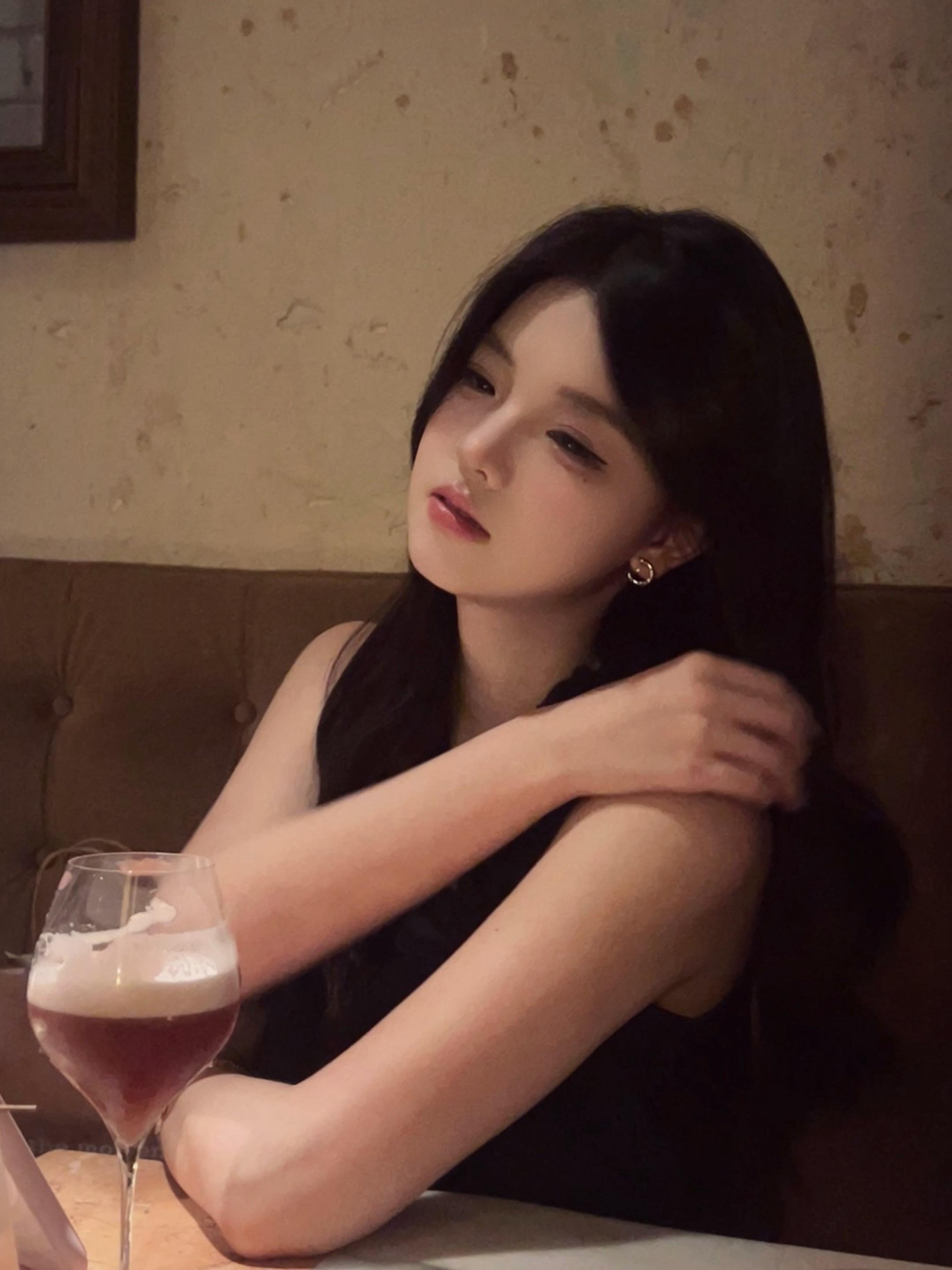 我的酒量是五杯威士忌酸或者你叫我的名字