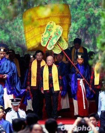 1960年，山东曲阜孔氏家族行祭祖大典。

这场本该彰显家族凝聚力的仪式，却让一