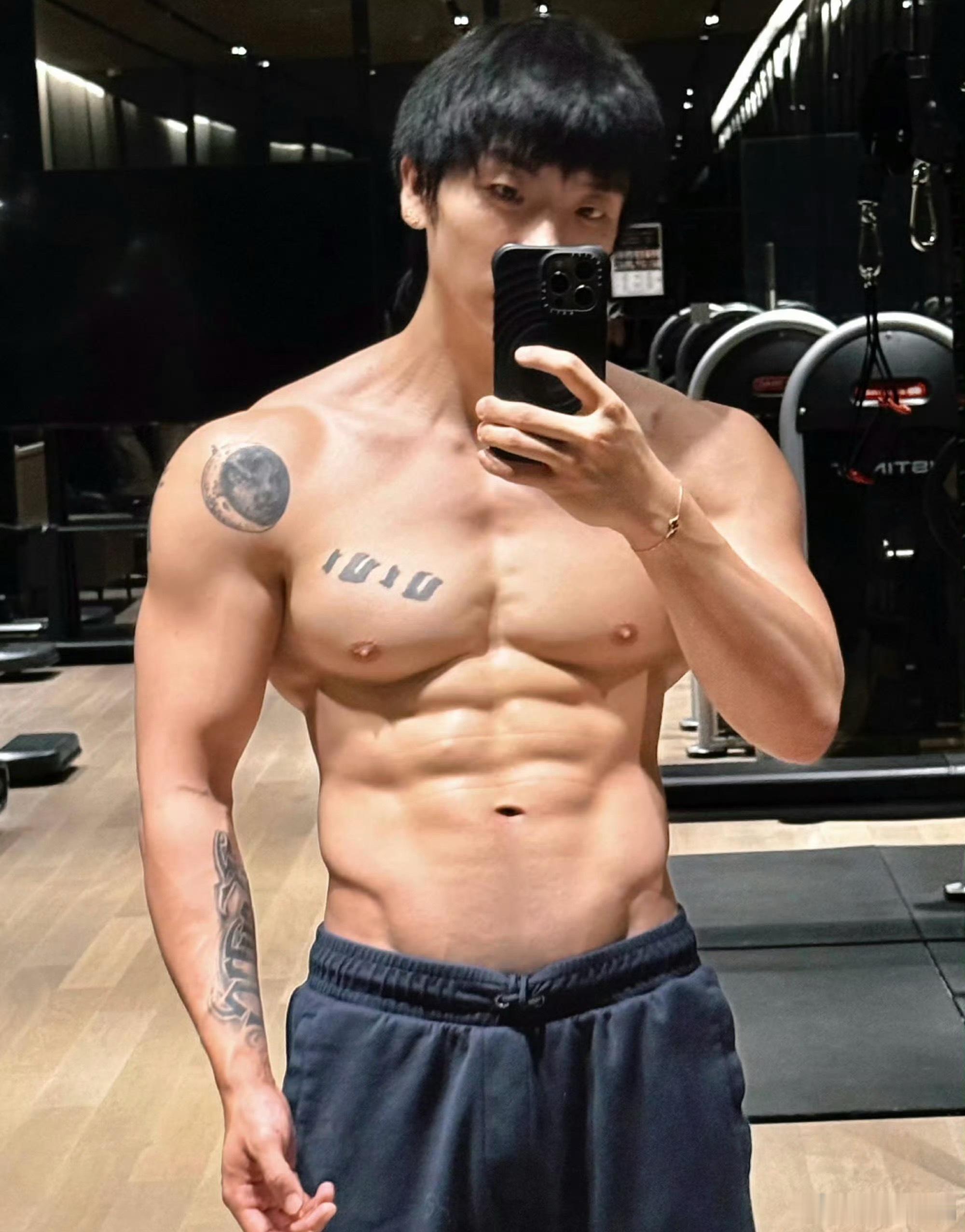 顶满！杨和苏晒出肌肉猛照！💪🏻杨和苏