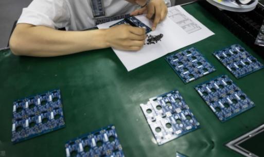 美国 ：绝不允许把使用美国技术的光刻机，卖给中国！中国：绝不允许把使用 中国稀土