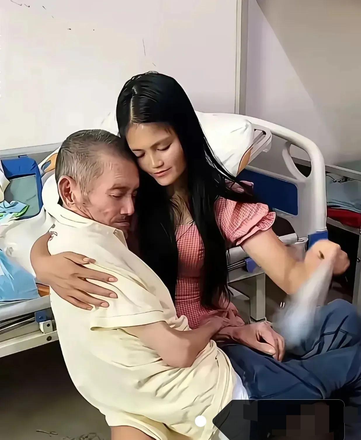 泪目了，一位90后女孩出生一个月时，遭父母遗弃，被养父收养，并抚养长大，养父一直