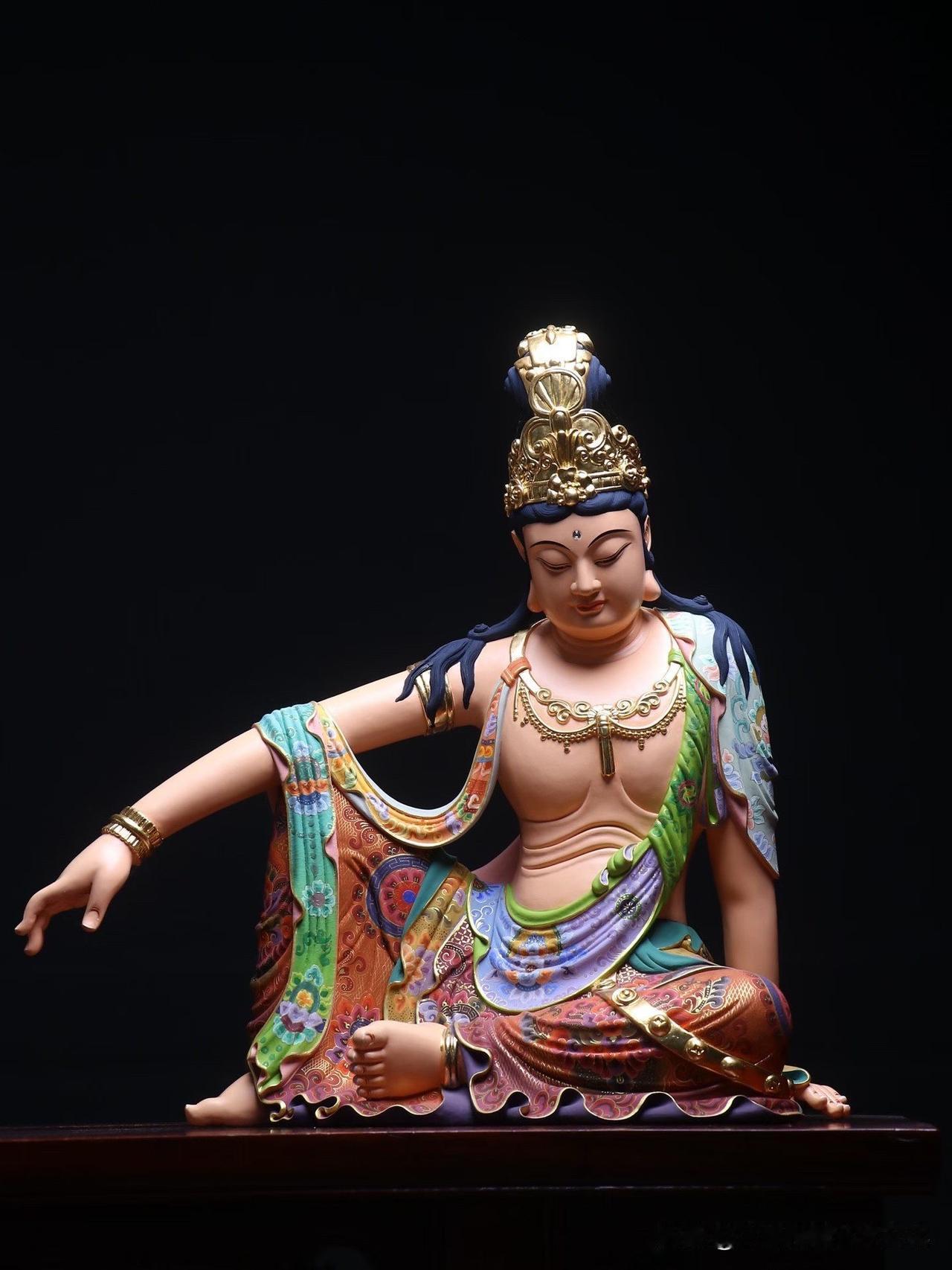 不必端坐，不必肃穆，自在观音最动人的，恰恰是那份松弛与从容。

香樟木精雕，观音