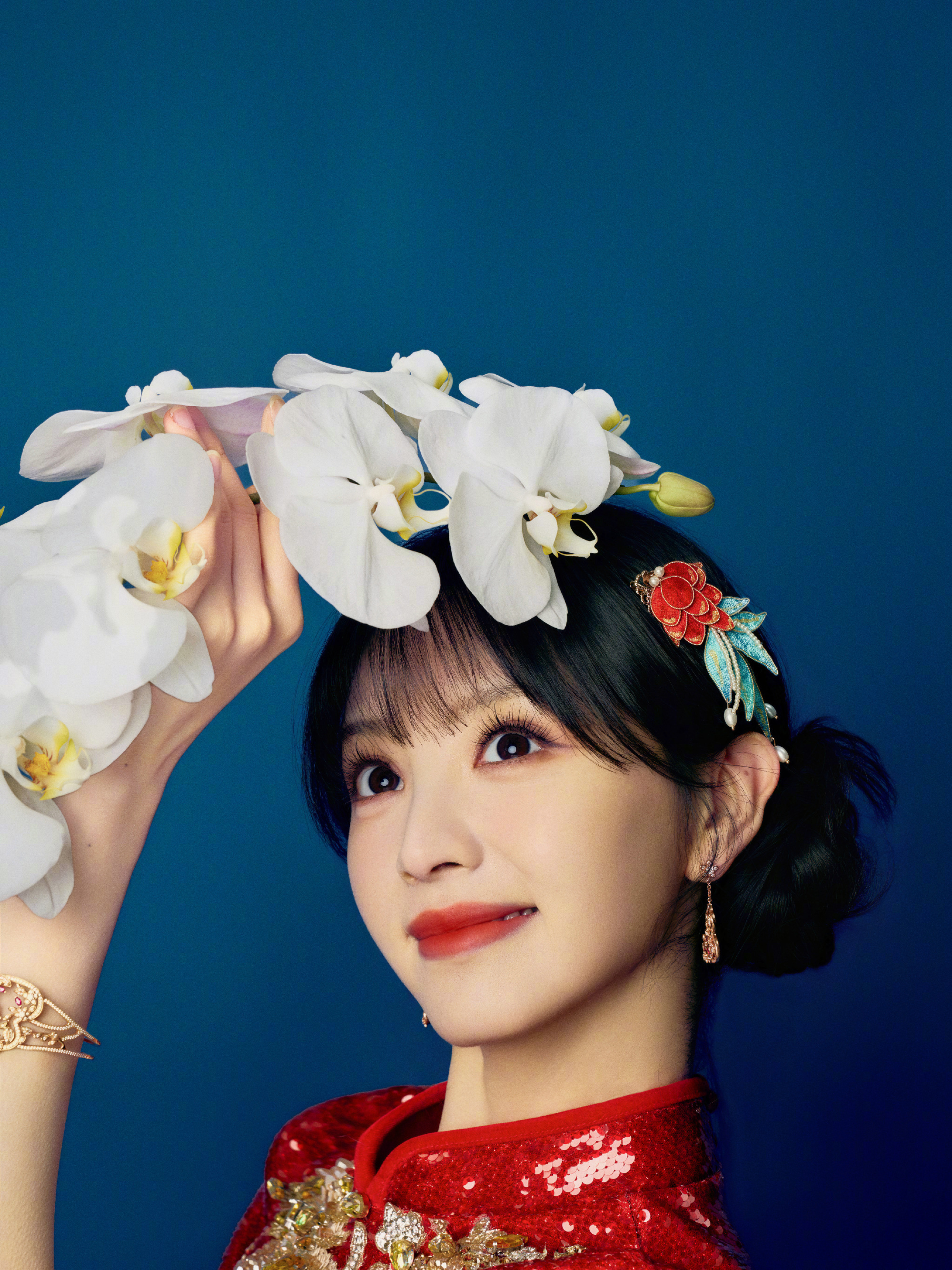 田曦薇 2026年春节联欢晚会造型，红色亮片旗袍式连衣裙，胸前与腰间的金色刺绣与