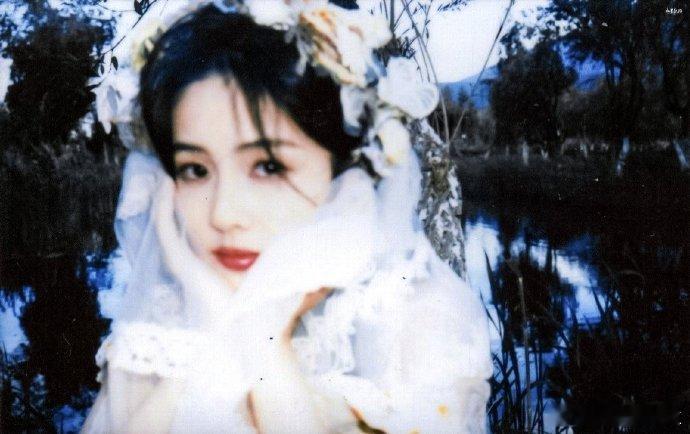 白鹿如人间清乐，自在洒脱。其颜绝色难得，于尘世中熠熠生辉，令人心生欢喜与敬意。 
