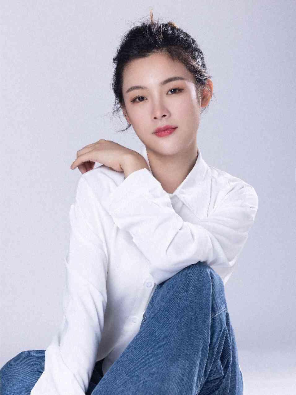 所有养女儿的爸妈，
一定要好好叮嘱闺女一句话：
嫁人，没钱的、普通的、家境一般的