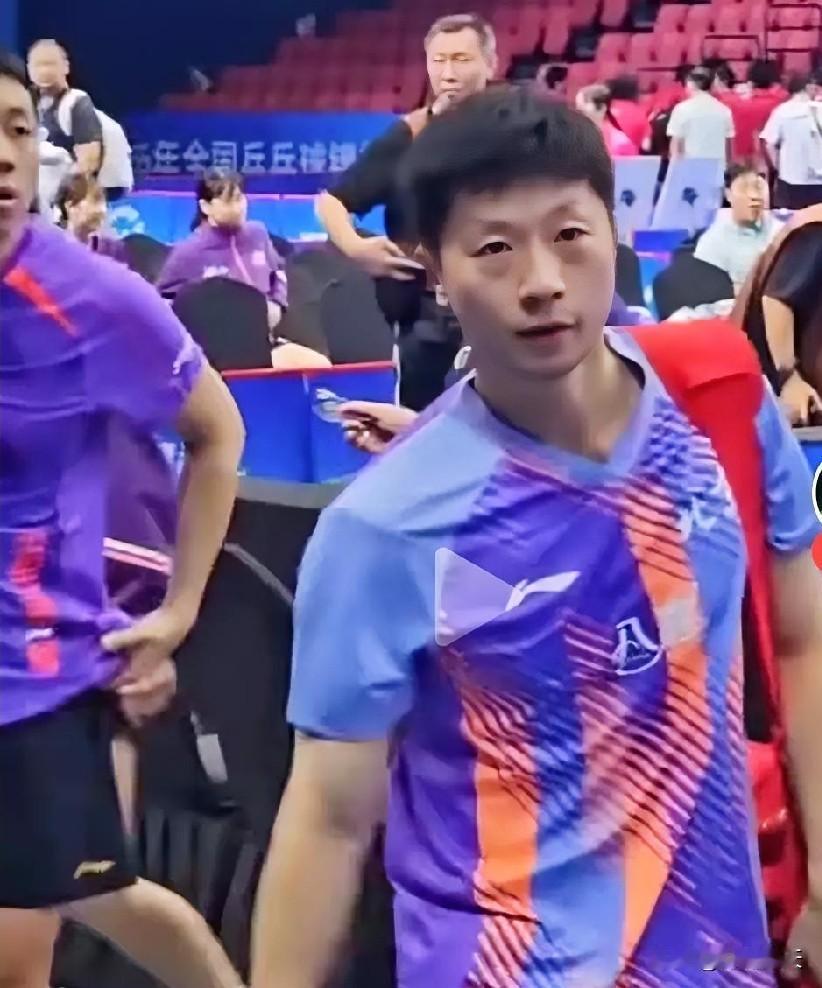龙队今天这事处理的挺得体。

我们就不能有自己的“球迷也疯狂”？
马龙和许昕今天