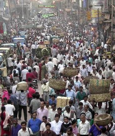 中国人口缩减、印度人口激增，长期发展下去会对中国经济造成什么影响？

近年来，中