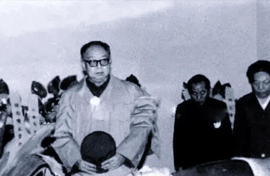 这是华国锋最令人意外的举动。1986年陈永贵病逝，葬礼现场却十分冷清，但华国锋意