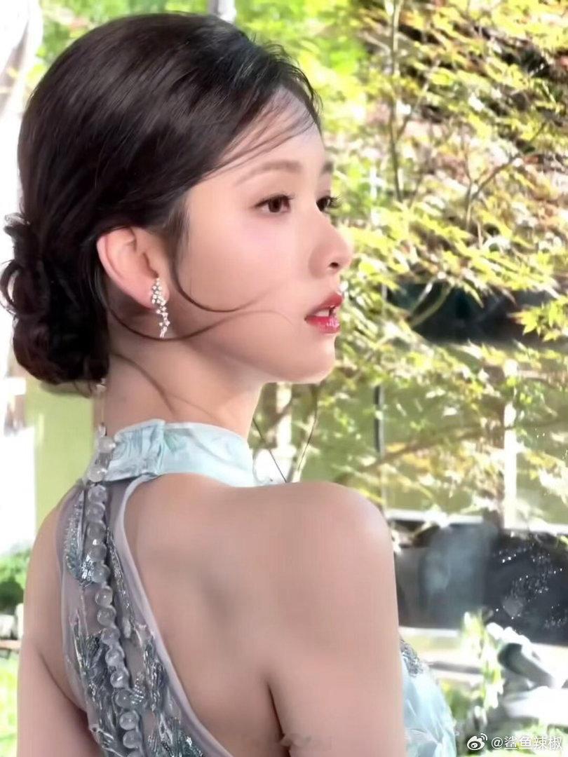 陈都灵素净一张脸 