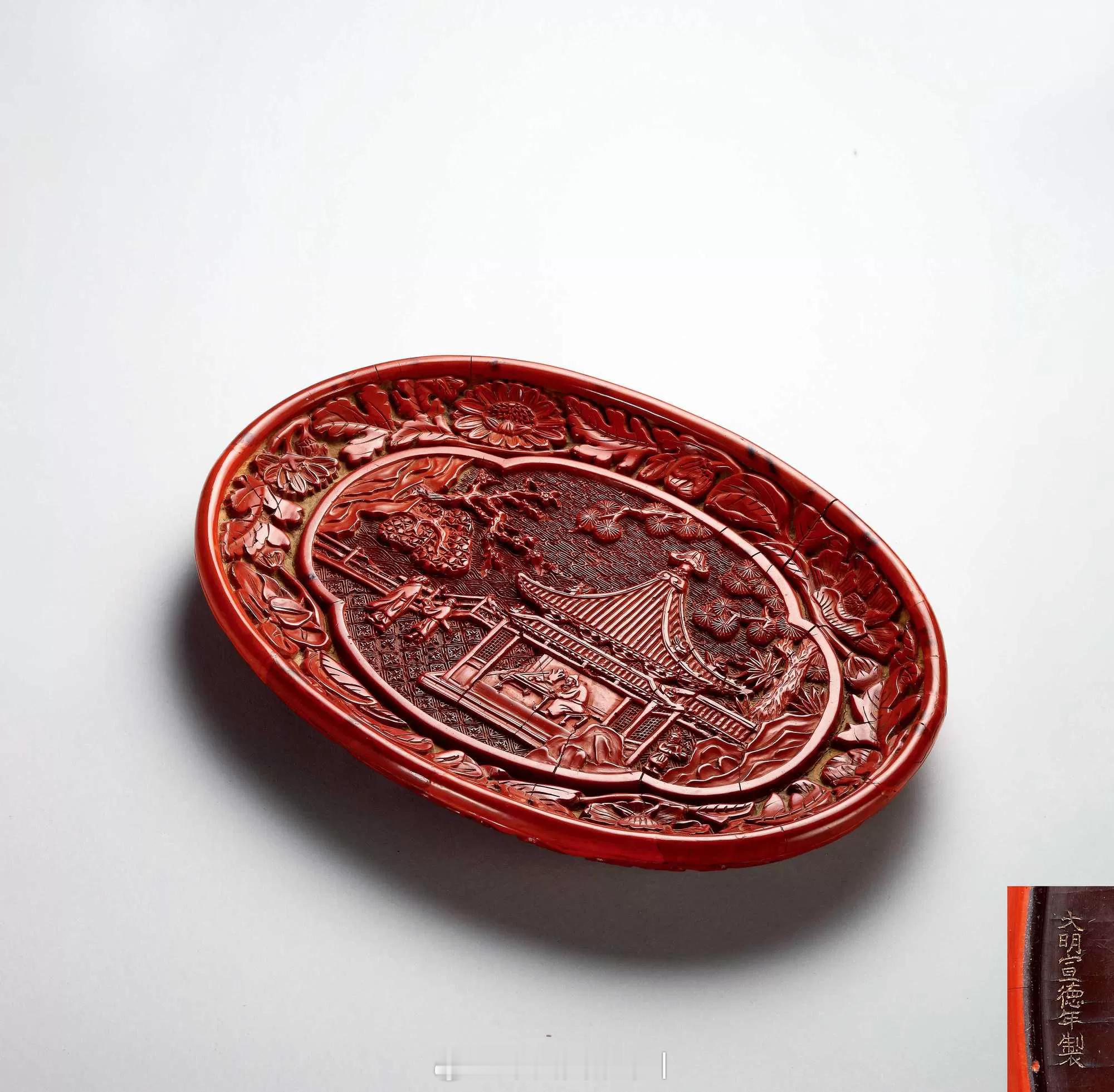 髹饰录 | 明宣德 剔红携琴访友图椭圆盘盘为椭圆形，通体髹朱漆，盘心海棠式开光内