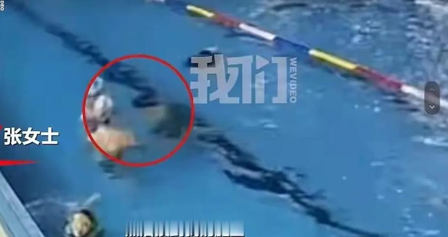 上海，女子在游泳池游泳，不知不觉中发现大腿被人摸了一下，她以为是人家无意间的举动