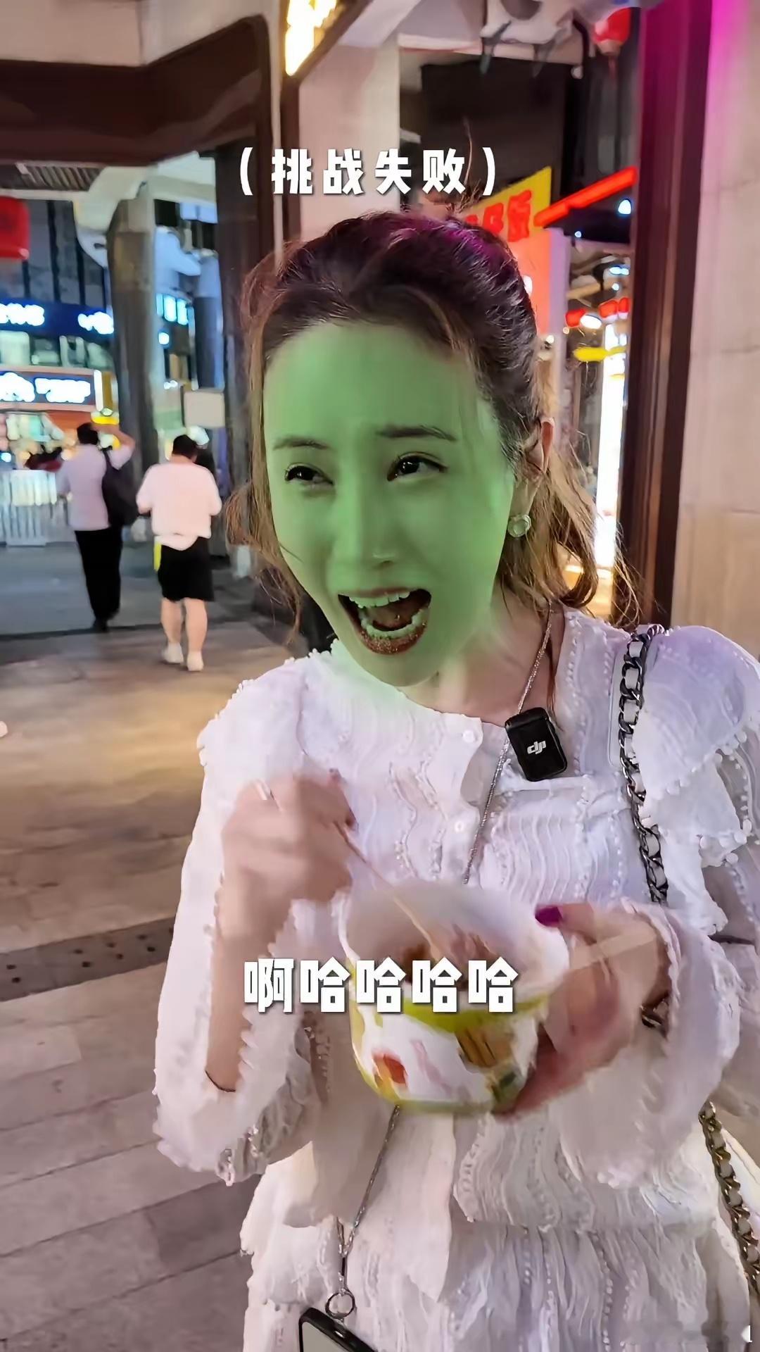 “韩国女星”李多海在上海挑战吃毛蛋！一口下去看到鸡毛，吓得李多海赶紧将嘴里的鸡蛋