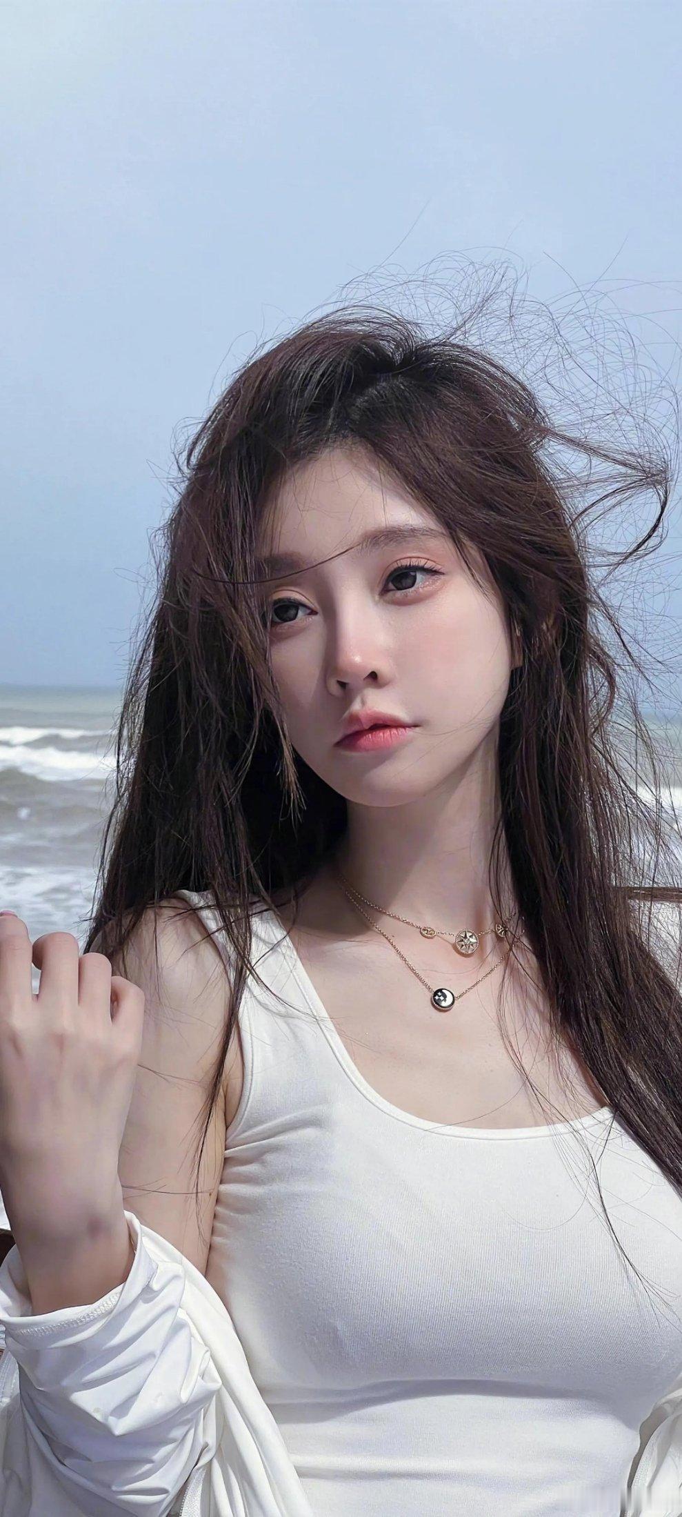 冯提莫直播间换装被封刷屏！康复期主播创意表达撞上平台合规红线，剪影未露身却遭AI