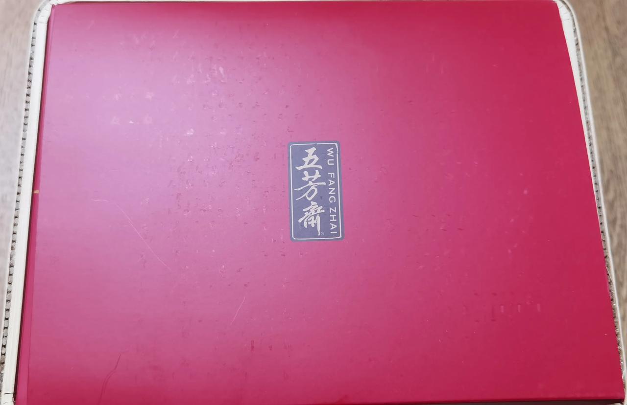 现在的五芳斋大肉粽，口感极其普通，米的质量也是奇差无比，肯定不是用的糯米，至于大