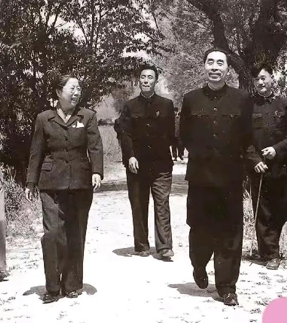那个时候周总理和邓颖超在一起散步，两个人离的那么远，都老夫老妻了，怕什么哪…