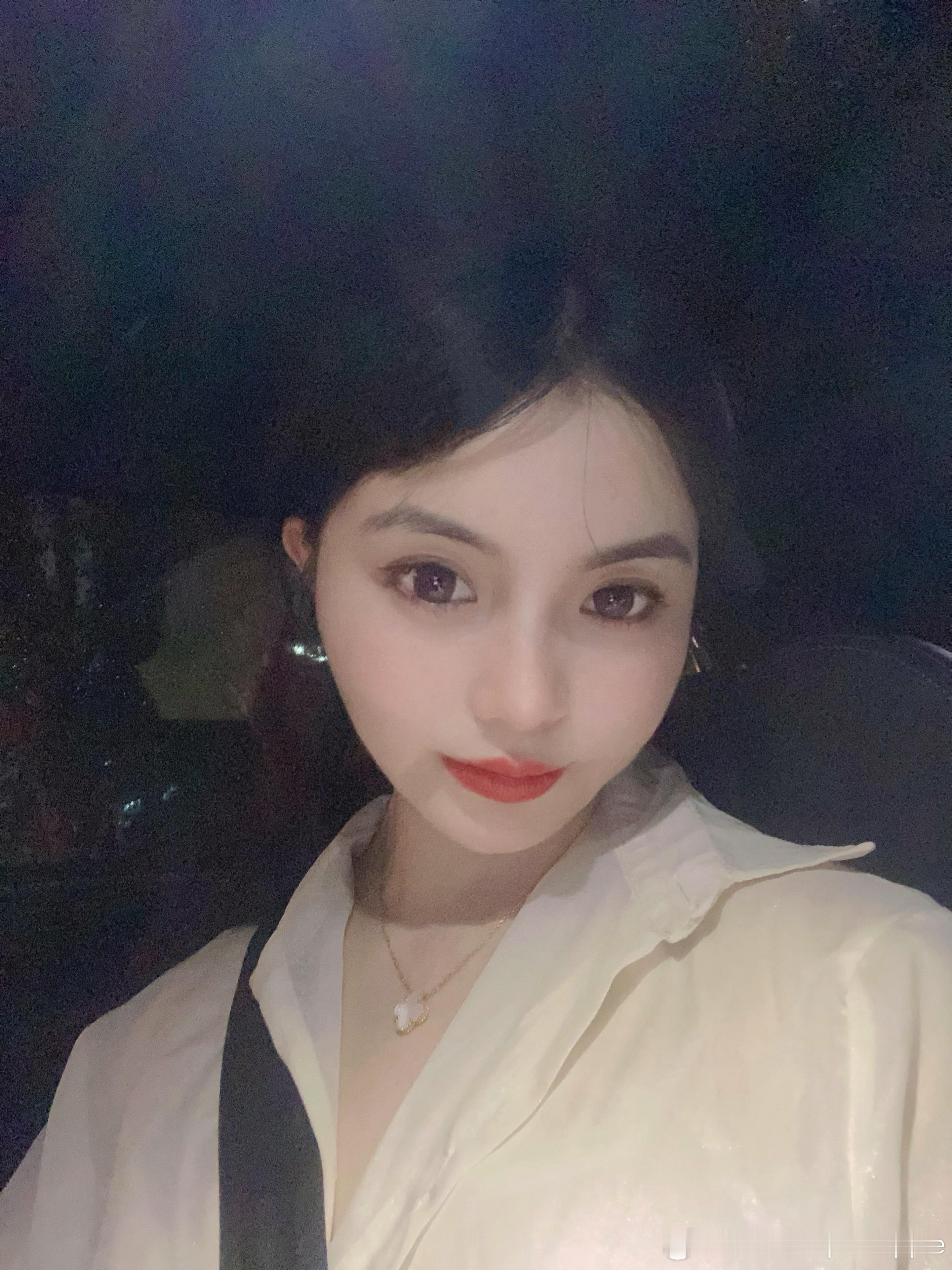 是个很忙的周四工作日[喵喵]#今日份自拍# ​​​