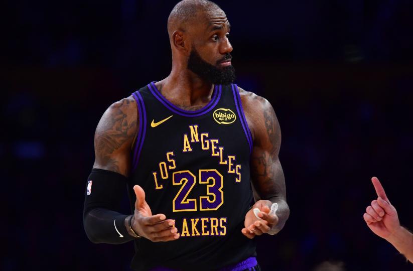 NBA常规赛，湖人主场120-114再胜灰熊。全场比赛詹姆斯出战37分钟，14投