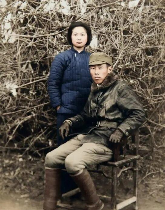 烽火中的爱情！1943年11月，刚伤病初愈的胡文杰坐在木椅上，上身穿着缴获的日军