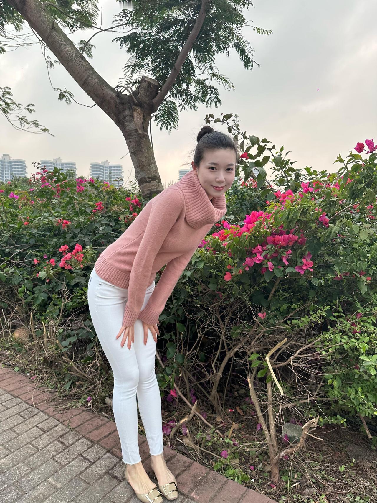 『半窗月痕·临江仙·芳径花前』
 
粉织高领融清暖，素裤轻裁纤腰。芳丛斜倚笑眉娇