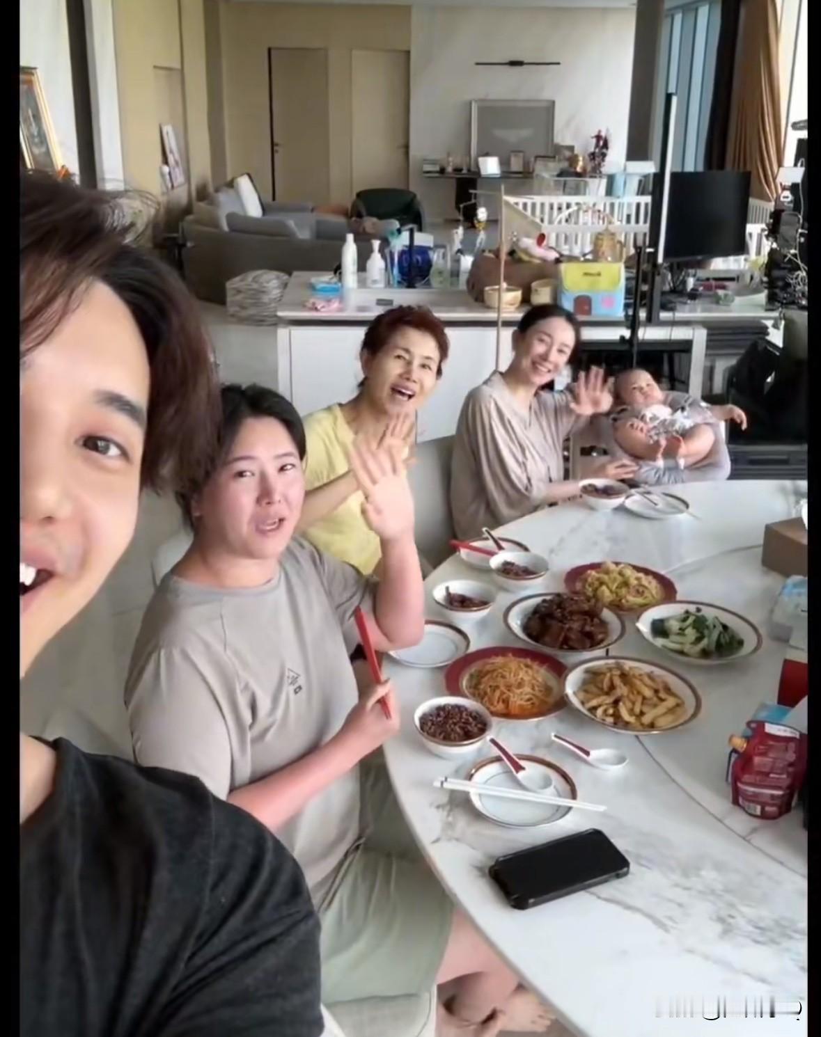 张檬的韩国婆婆和小姑子来看宝宝Dylan，还特意捎来小金子。

一进门，张檬的婆