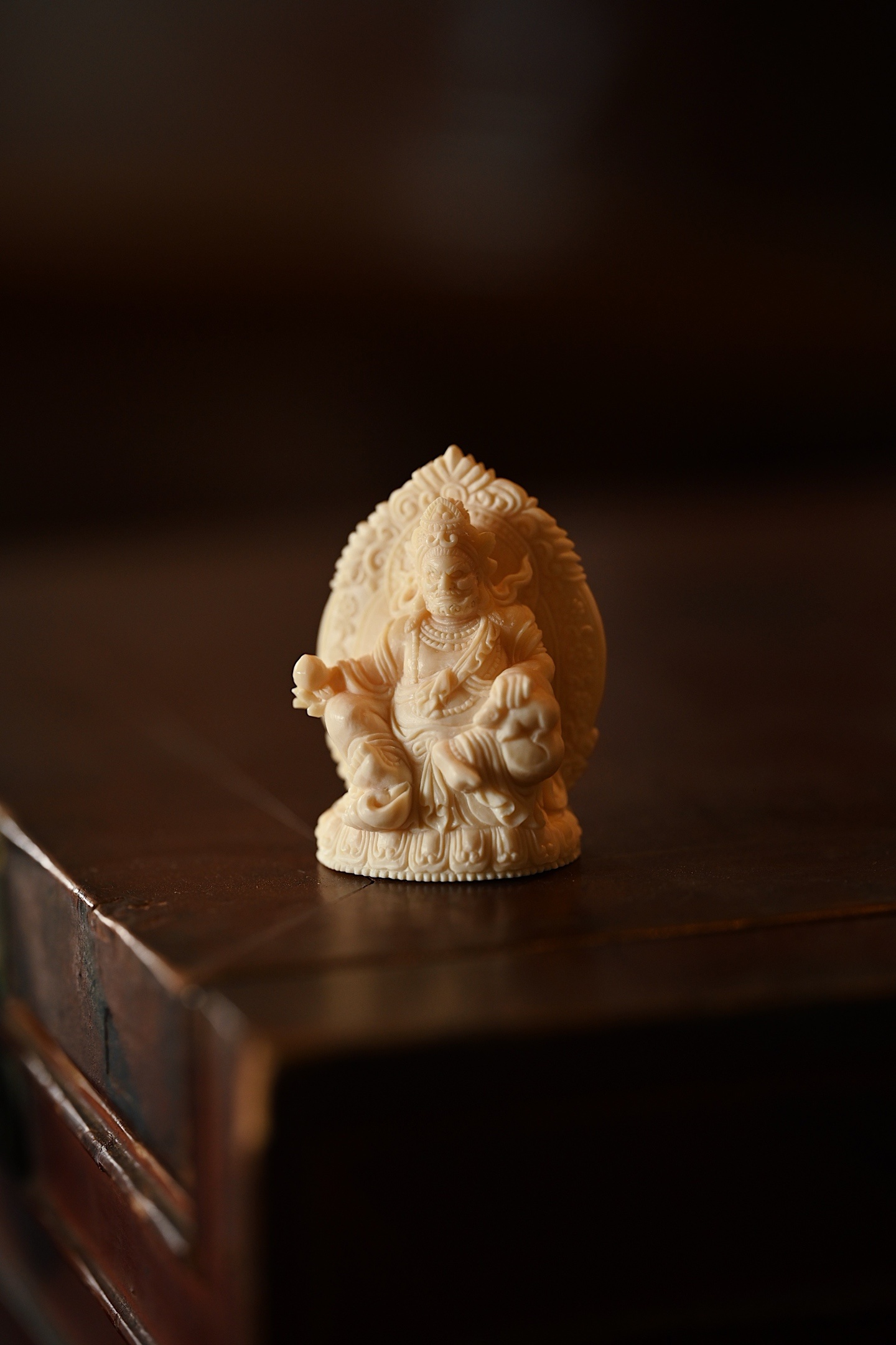 猛犸 | 黄财神 小摆件质地温润，工法精湛。造像开脸传神，宝相庄严，左手握吐宝鼠