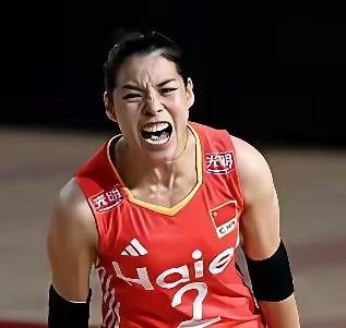 中国女排在领先4分的大好形势下，24比26输掉了第一局，世联赛安卡拉站比赛，中国