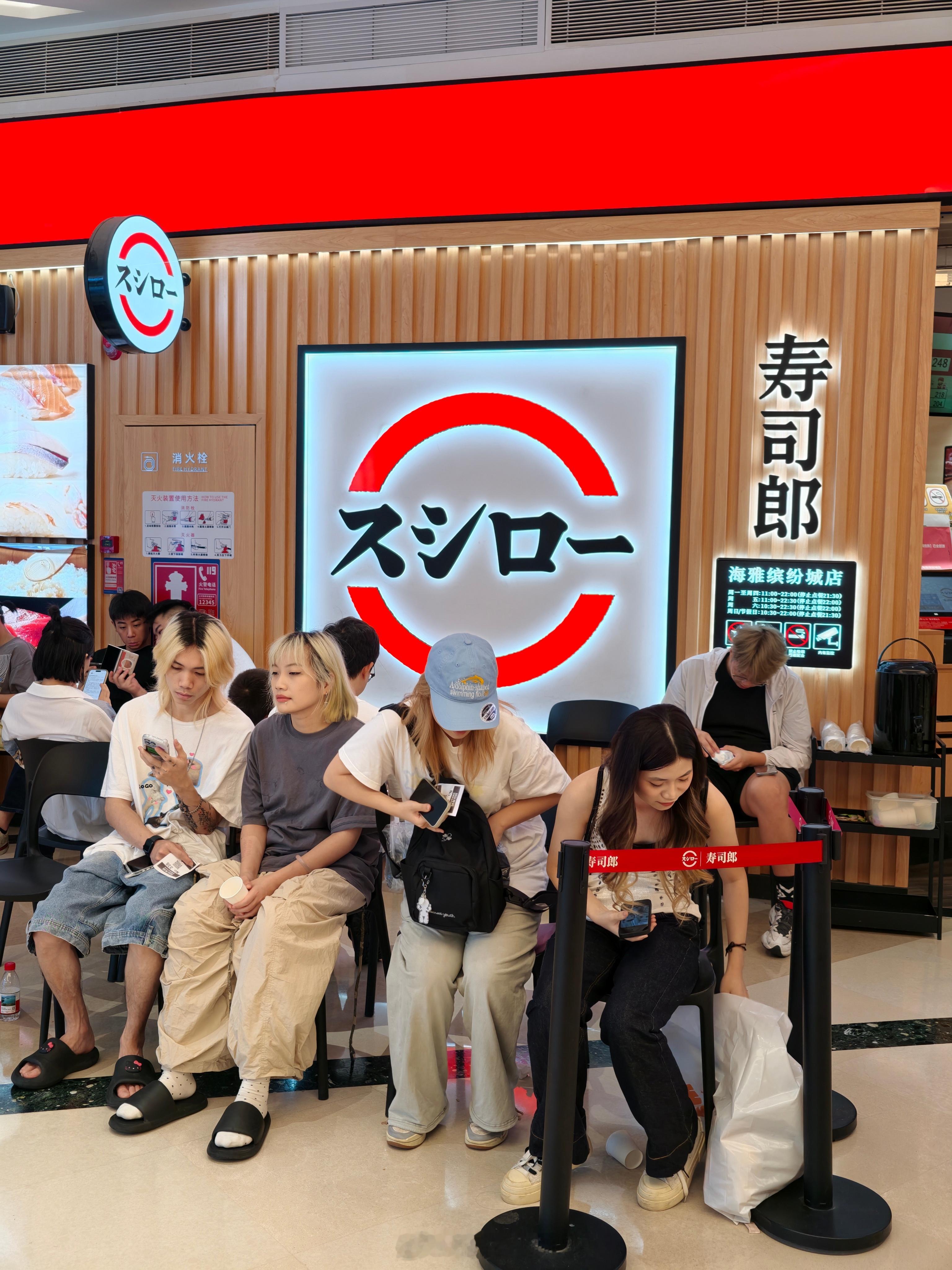国庆吃饭排队的人真多啊，排了1个小时就为了吃自助寿司，因为女儿想吃，满足她 ​​