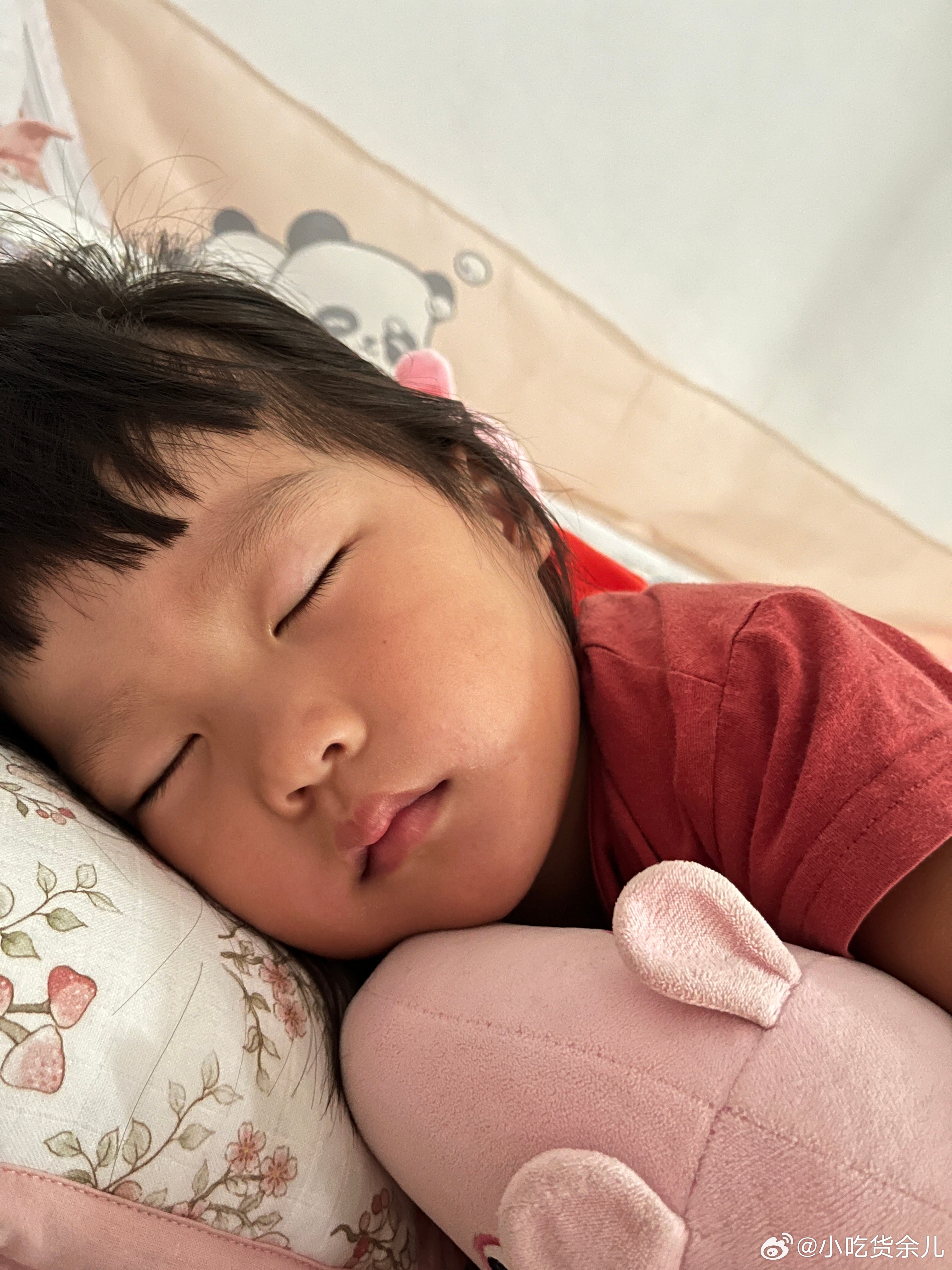 我6点多起来做鸡爪，开了冰箱，把她吵醒，然后她就不睡，说要等我一起。搞了一个小时