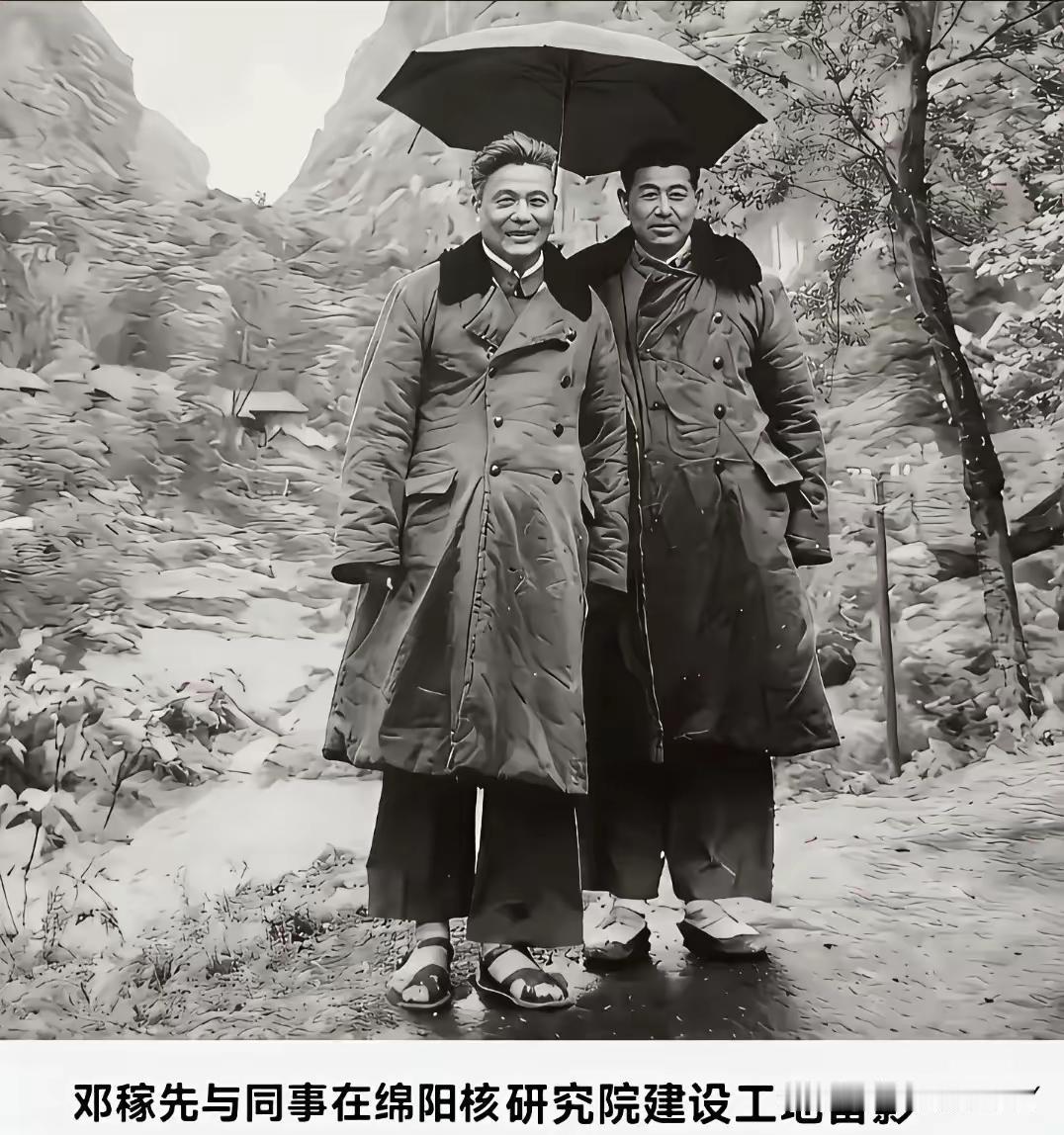 令人感动，上身军大衣，但是脚上穿的却是一双凉鞋，这不是别人，正是我们的国家栋梁、