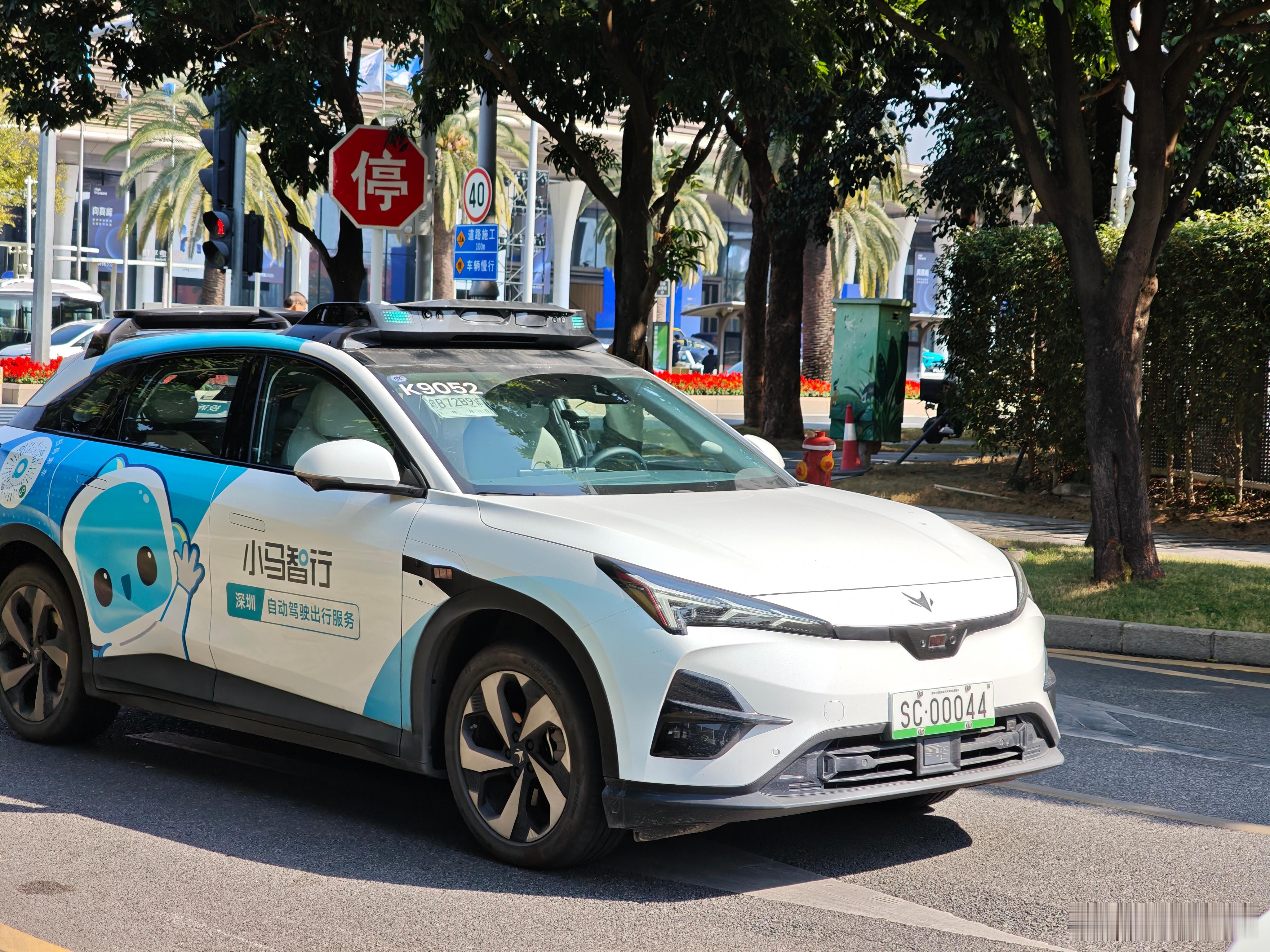 深圳前海街头到处跑的无人驾驶汽车。自动驾驶离我们这么近，却又那么远。 